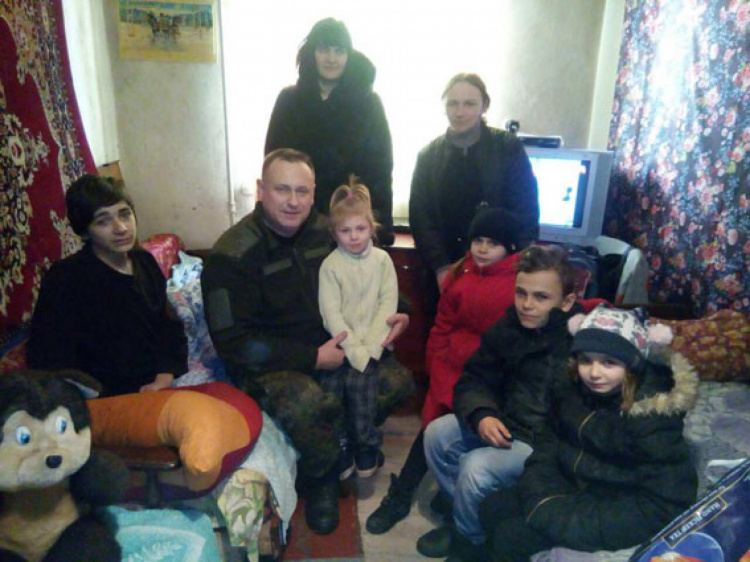 Полиция Донецкой области и волонтеры вернули в дом многодетной матери тепло