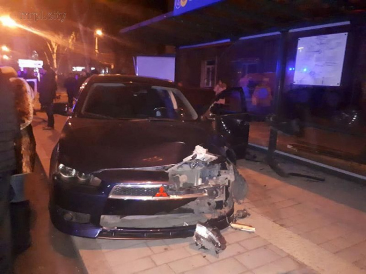 Последствия аварии с пятью пострадавшими на остановке Мариуполя (ФОТО)