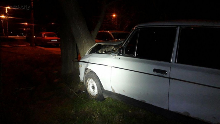 В Мариуполе девушка на машине влетела в дерево: есть пострадавшие (ФОТО)