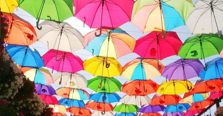  В начале сентября яркая инсталляция из 75 цветных зонтиков украсит Мариуполь (ФОТО)