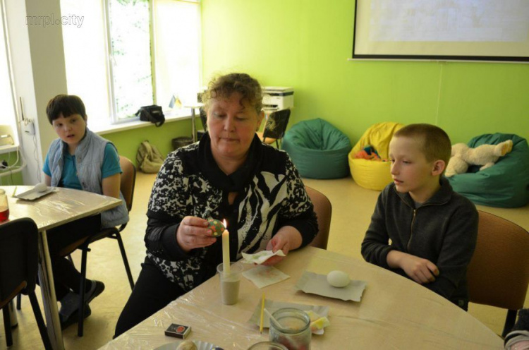 В Мариуполе дети осваивали восковую технику пасхальной росписи и загадывали желания (ФОТО)