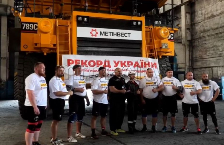 Новый рекорд: мариуполец Александр Лашин вместе с другими стронгменами протянул самосвал весом почти 300 тонн