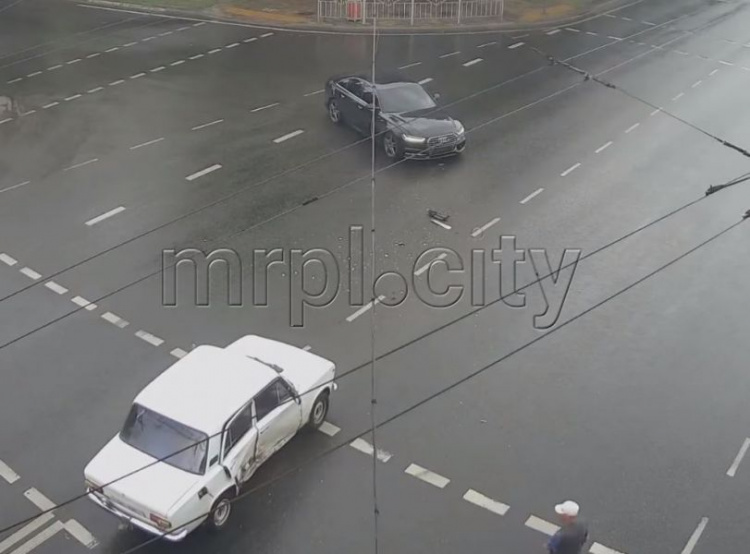 В центре Мариуполя автомобиль чуть не сбил пешеходов на «зебре»