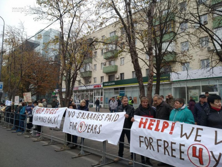 Помогите, верните деньги: центр Мариуполя заполонили активисты с плакатами (ФОТО+ВИДЕО)