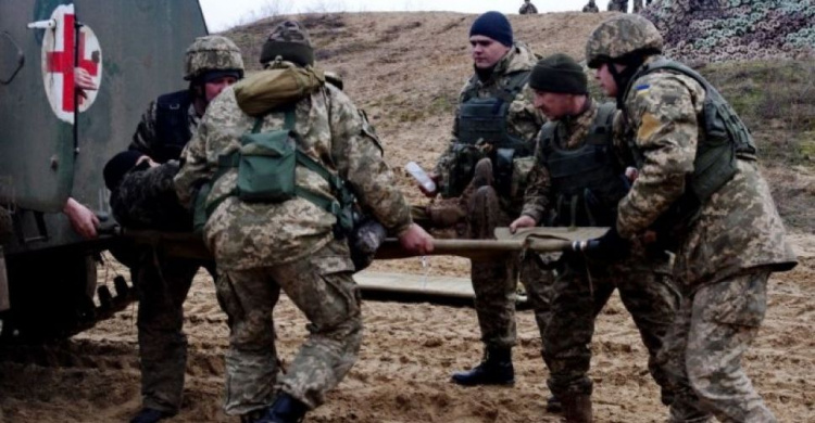 Двое украинских бойца ранены: Донбасс обстреляли из запрещенного оружия