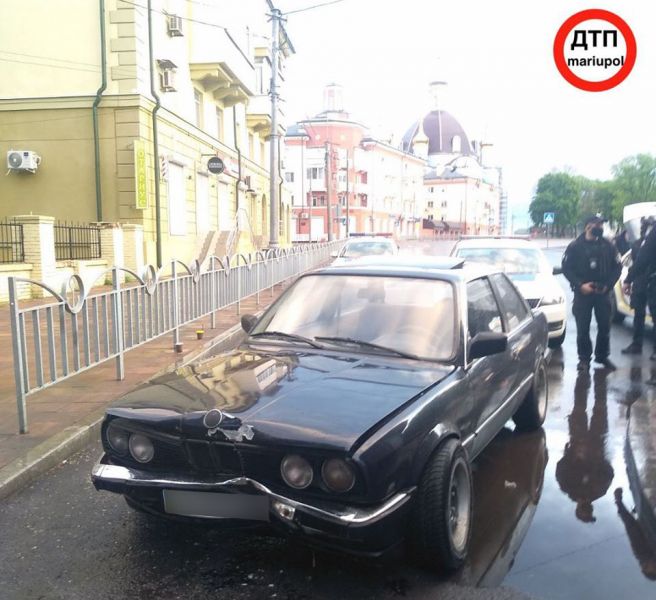 В центре Мариуполя водитель BMW влетел в ограждение (ФОТО)