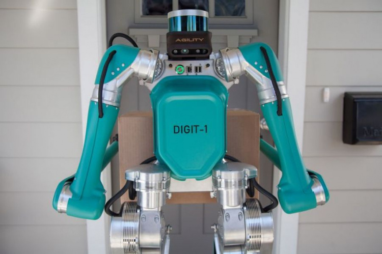 Робот-курьер впервые вышел на работу (ФОТО+ВИДЕО)