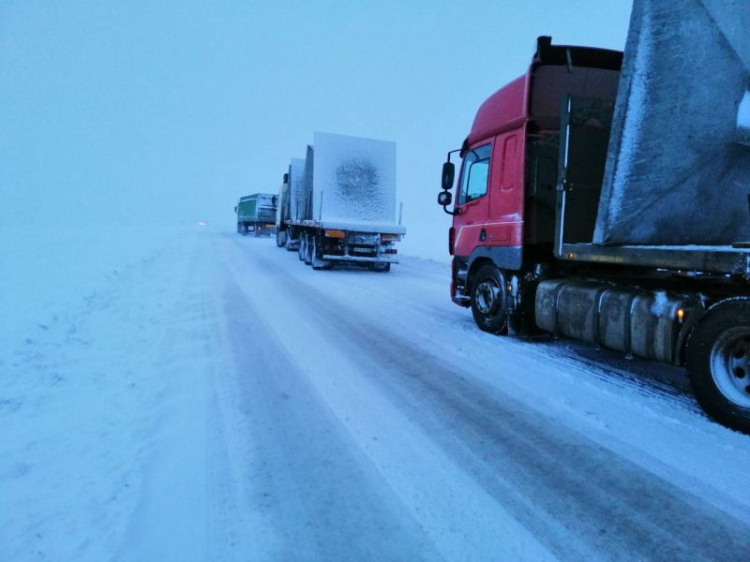 Донетчину занесло снегом: в ловушке оказались более 50 транспортных средств (ФОТО)