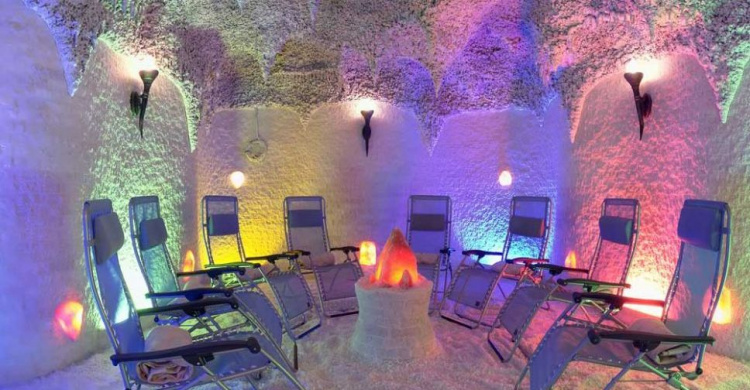 Мариупольские дети будут оздоравливаться в соляной пещере с цветными сталактитами (ФОТО)