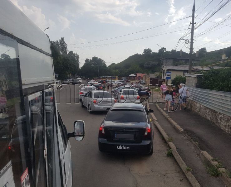 Мариупольцы не могут попасть на Песчанку: на въезде образовалась километровая очередь