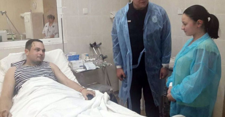 Подорвавшийся под Мариуполем полицейский проведет в днепровской больнице еще месяц (ФОТО)