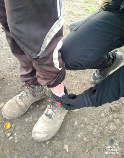 Прохожий в Мариуполе пытался спрятать в носке наркотики (ФОТО)