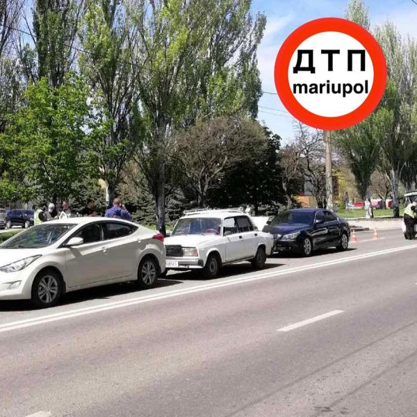 В Мариуполе, пропуская пешеходов, столкнулись три автомобиля
