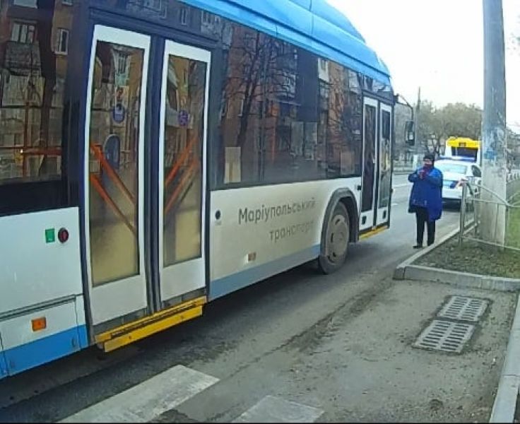 В Мариуполе пешеход разбил троллейбус