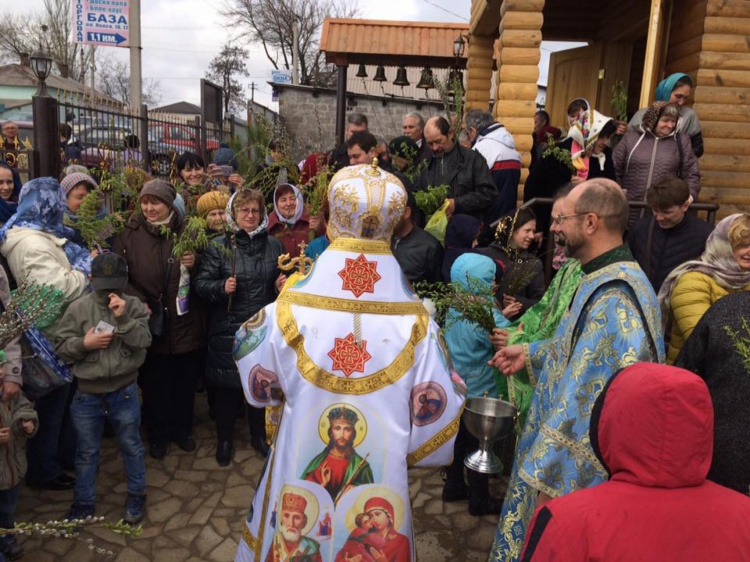 В Мариуполе в Вербное воскресенье освятили первый в городе деревянный храм (ФОТО)