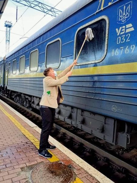 В Украине турист из Дании купил швабру, чтобы помыть окна в вагоне поезда