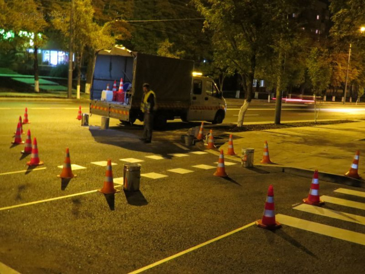 В Мариуполе применили нестираемую разметку на дорогах (ФОТОФАКТ)