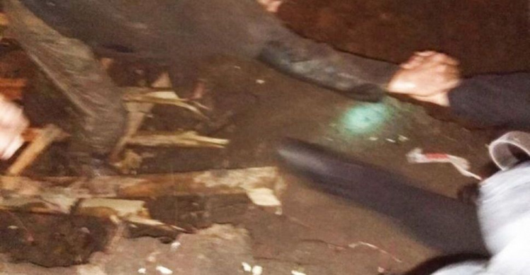 В Мариуполе мужчина упал в разрытую траншею (ФОТО)