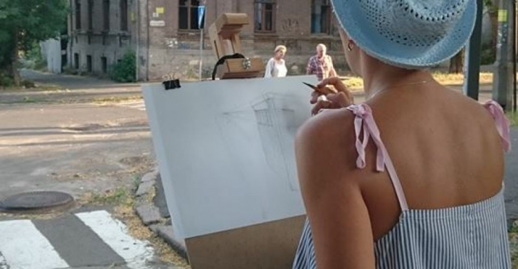 Начинающие художники вышли на улицы Мариуполя рисовать архитектуру (ФОТОФАКТ)