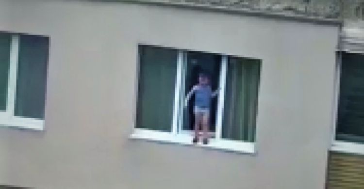 В Мариуполе из открытого окна на девятом этаже едва не выпал ребенок (ДОПОЛНЕНО)