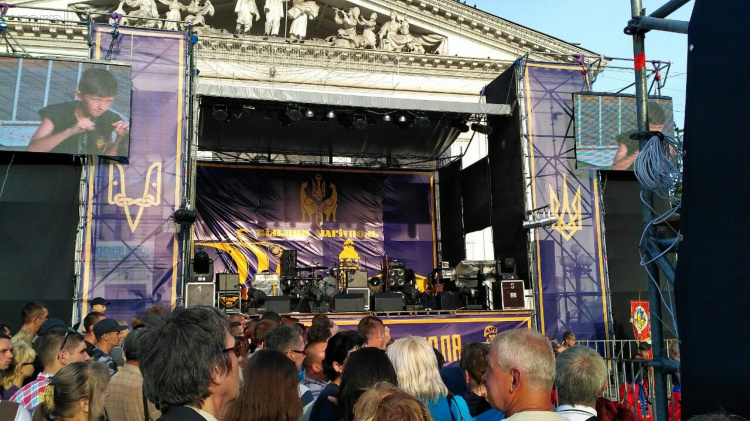 В Мариуполе концерт в честь освобождения города проходит без электричества, но с пением гимна (ФОТО + ВИДЕО)