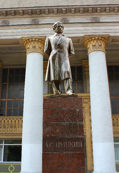 Скульптура А. С. Пушкина у камерной филармонии.