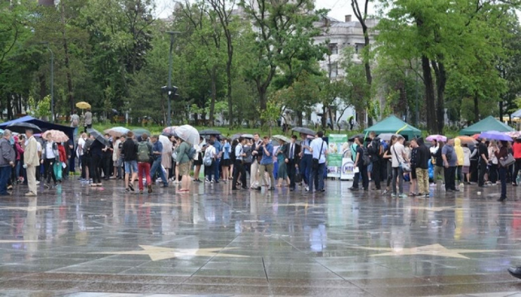 Сотни мариупольцев вышли в центр города под дождем (ФОТО)