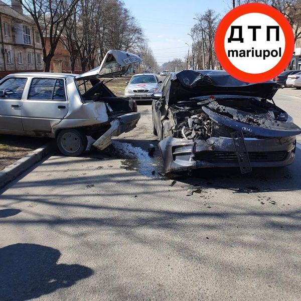 Железо «всмятку»: в Мариуполе «Kia» въехала в припаркованный автомобиль