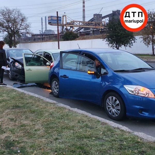 В Мариуполе три автомобиля попали в аварию