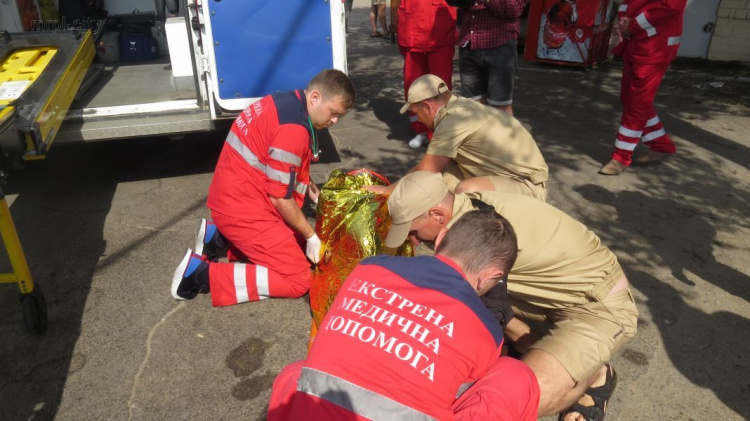 На пляже Мариуполя появились машины «скорой», взрывотехников и катера спасателей (ФОТО+ВИДЕО)