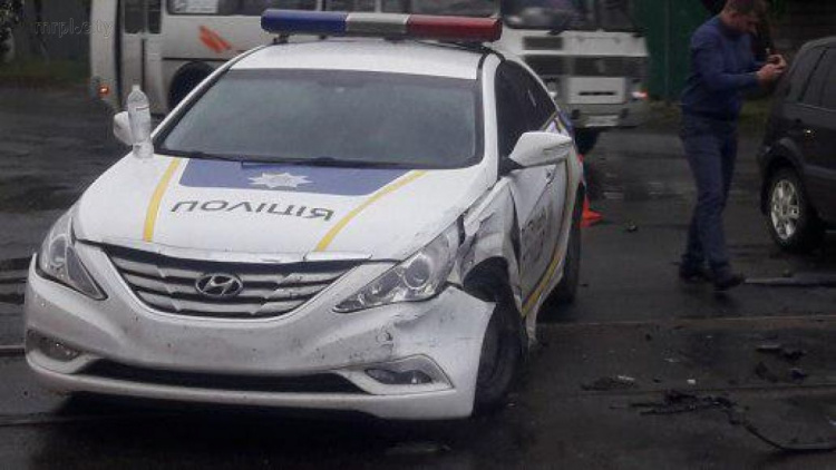 В Мариуполе полицейский автомобиль столкнулся с иномаркой: есть пострадавший (ФОТО)