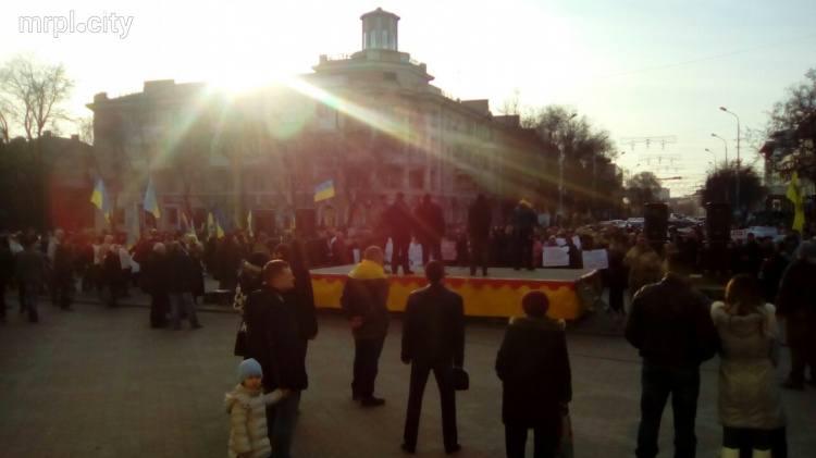 В центре Мариуполя сошлись сторонники и противники торговой блокады Донбасса: Не обошлось без провокаций (ФОТО)