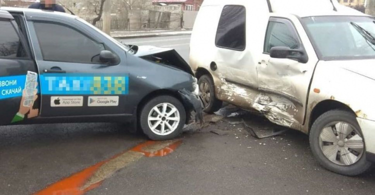 В Мариуполе в тройном ДТП пострадал пассажир такси