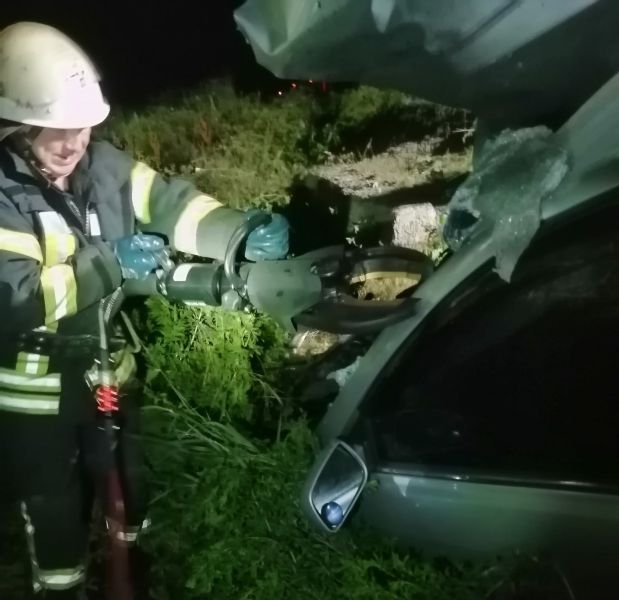 В Донецкой области произошло ночное ДТП: из автомобиля извлекали тела