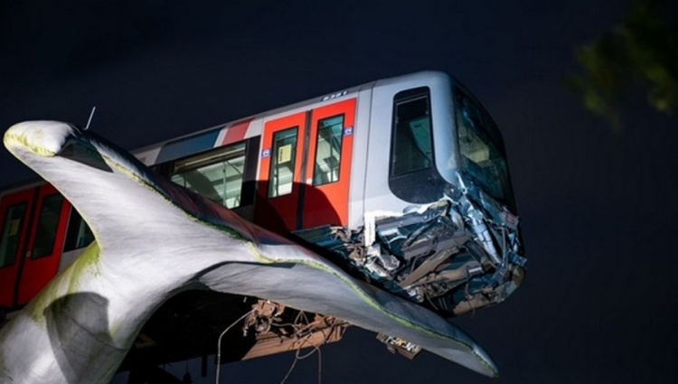 В Нидерландах скульптура спасла поезд метро от падения в воду