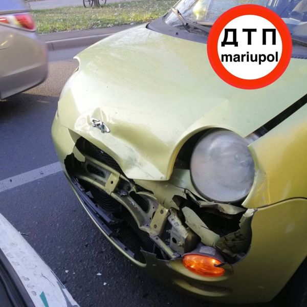 На мариупольском проспекте произошли две аварии: повреждены три автомобиля и дерево