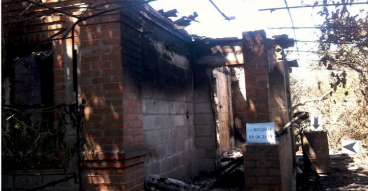 Сгоревший дом, огромные воронки повсюду: боевики обстреляли поселок под Мариуполем (ФОТО)