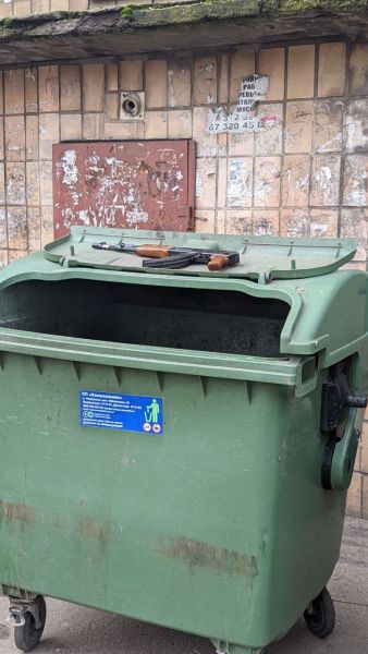 В Мариуполе на мусорник выбросили автомат? Странный предмет проверят полицейские