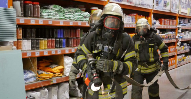 В Мариуполе из торгового центра эвакуировали людей: работали спасатели (ВИДЕО)