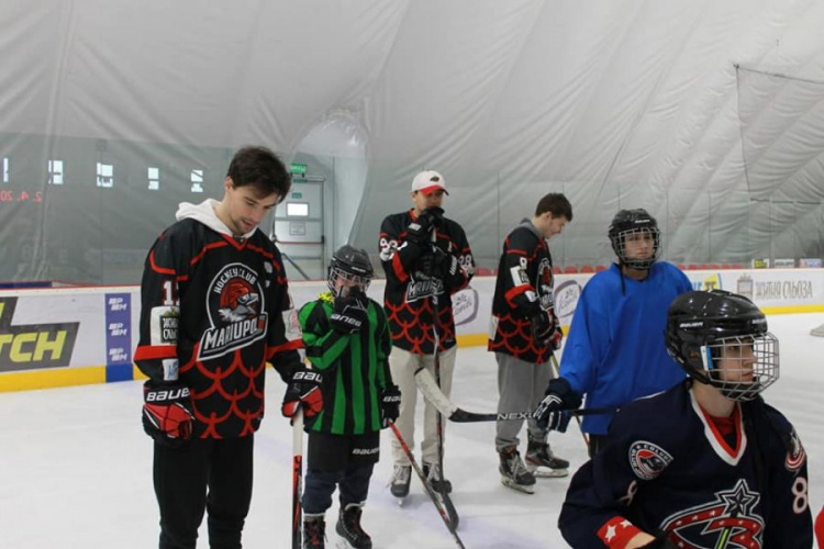 Мариупольские хоккеисты провели мастер-класс для детей