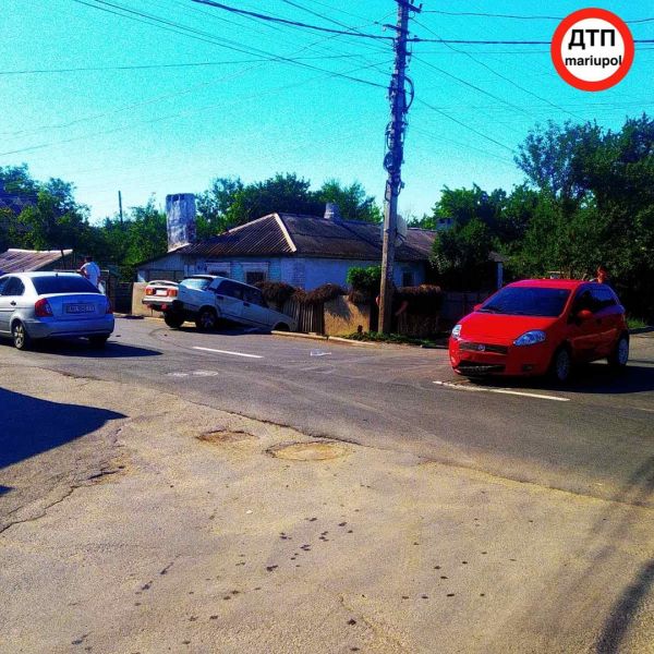 В Мариуполе в результате аварии автомобиль вылетел с дороги