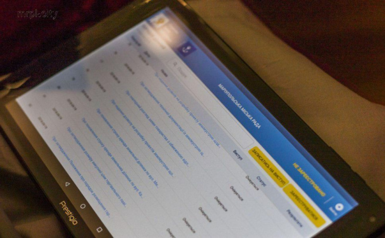 С планшетом в руках: мариупольские депутаты воспользуются обновлённой системой электронного голосования (ФОТО)