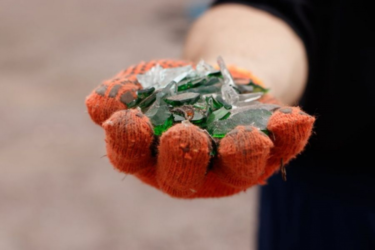 Мариупольцы убирают стихийные свалки по городу, сортируя мусор (ФОТО)