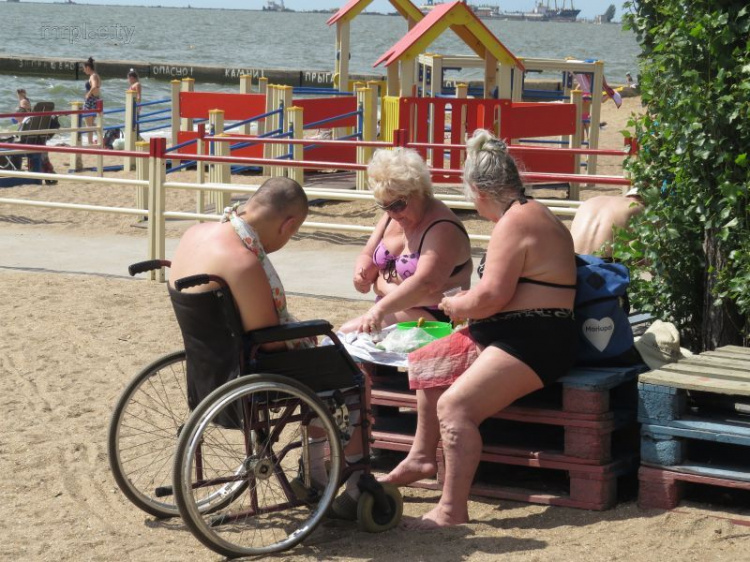 Для детей с инвалидностью на пляж Мариуполя начал курсировать бесплатный электротранспорт (ФОТО)