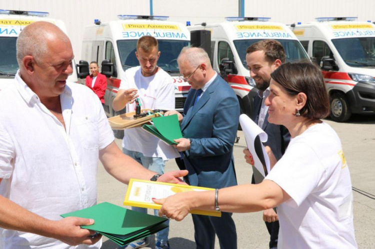 Первая партия скорых от Фонда Рината Ахметова отправилась в региональные больницы (ФОТО)