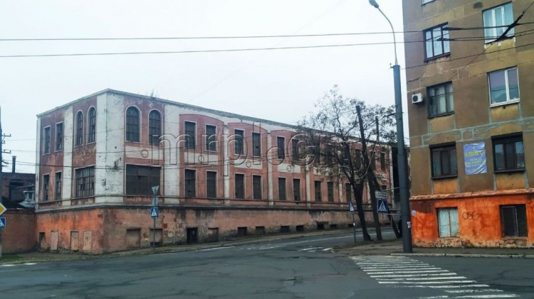 Часть истории безвозвратно утеряна: старинное здание в центре Мариуполя разбирают по частям
