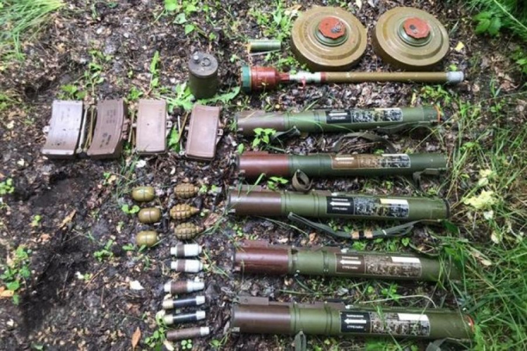 На Донетчине прятали тысячи единиц оружия и боеприпасов  