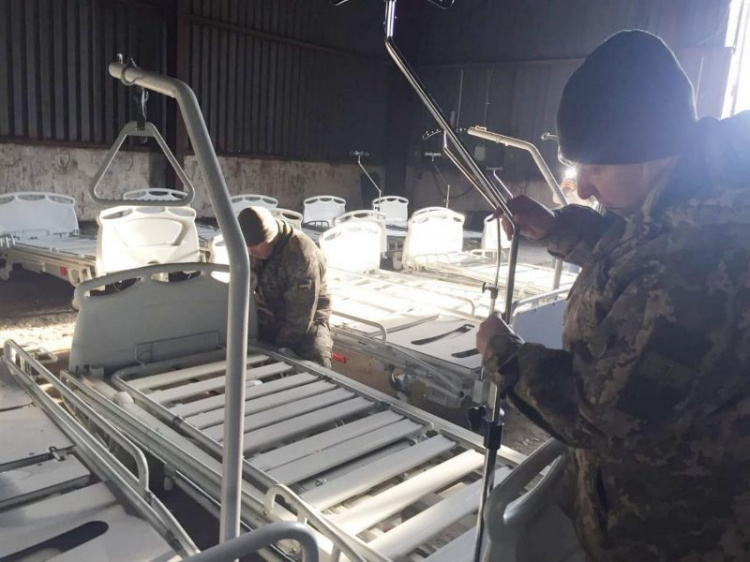 Мариупольские военные госпитали получили оборудование на миллион гривен