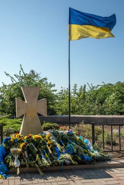 В Мариуполе вспомнили трагические последствия военных действий и почтили память погибших защитников