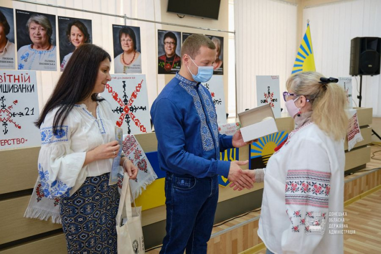 «Рожденные в вышиванках»: на Донетчине более 200 сорочек передали в областные роддома